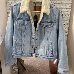 levis sherpa trucker jacket womens. New with tags.